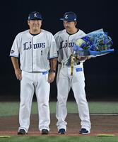 泣き顔の中村（左）と栗山（撮影・持木克友）
