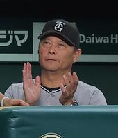 ９回、ベンチで手をたたく橋上監督代行（撮影・西田忠信）