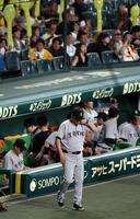 ７回、選手交代を告げに向かう橋上監督代行（撮影・山口登）