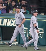 ６回表が終了し、選手交代を告げにベンチを出る橋上監督代行（左）＝撮影・立川洋一郎