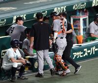 ３回、故障しベンチに戻る大城（撮影・山口登）