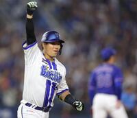 ９回、中前にサヨナラ打を放ち、ガッツポーズの蝦名（撮影・西岡正）