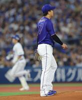 １回、佐野（左）に先制ソロを浴びた柳（撮影・西岡正）