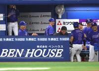 ８回、ピンチをしのいだナインを笑顔で祝福する井上監督（左）＝撮影・西岡正