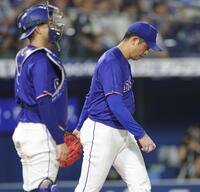 ９回、同点とされ、肩を落とす松山（右）＝撮影・西岡正