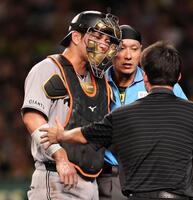 ３回、負傷した大城はベンチへ戻る（撮影・田中太一）