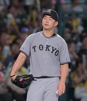 ３回、才木のバントを処理できず安打にした小笠原（撮影・西田忠信）