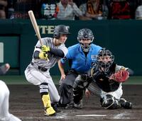 ９回表巨人２死満塁、左前へ適時打を放つ巨人・浦田俊輔＝甲子園（撮影・立川洋一郎）