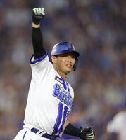９回、中前にサヨナラ打を放ち、ガッツポーズの蝦名（撮影・西岡正）