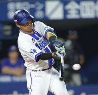 ９回、中前にサヨナラ打を放つ蝦名（撮影・西岡正）