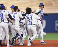 ９回、中前にサヨナラ打を放ち、ナインに祝福される蝦名（右）＝撮影・西岡正