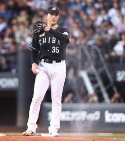 ２回、マウンドに舞ったロジンの粉を払う田中（撮影・中島達哉）