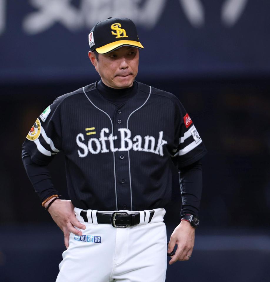 ８回表の攻撃を終え、選手交代を告げた小久保監督（撮影・中田匡峻）