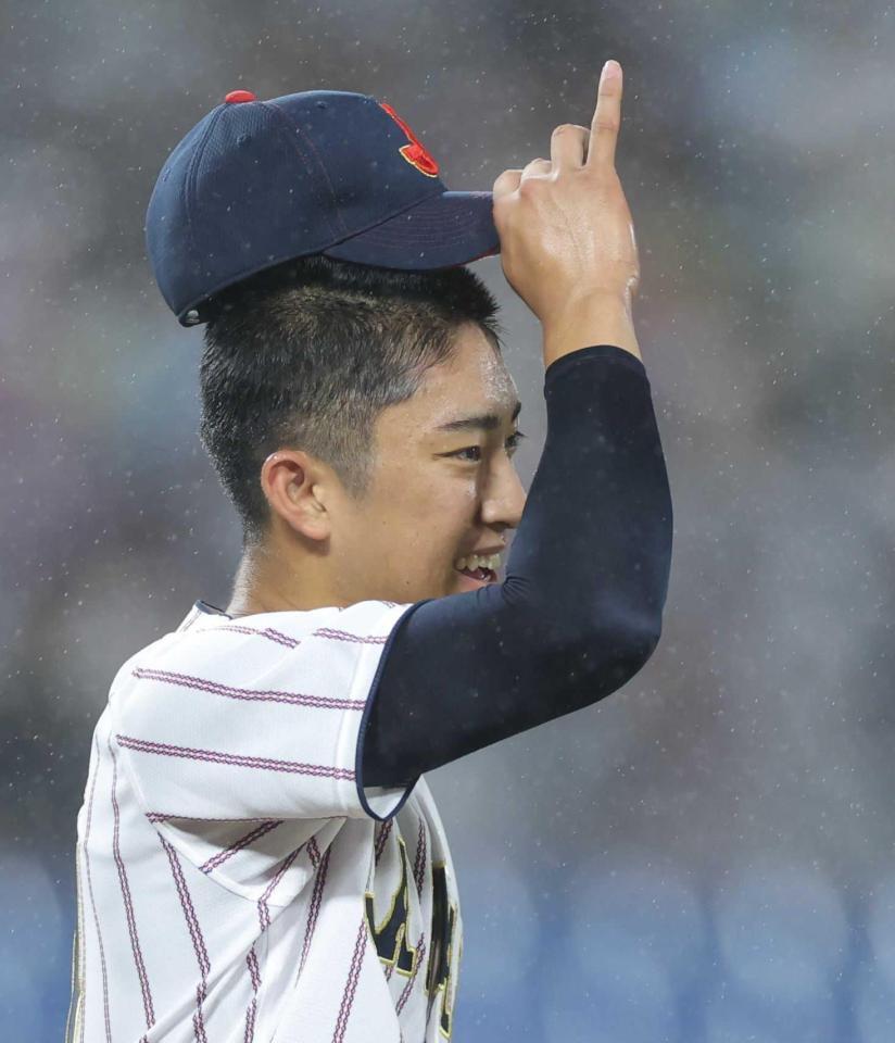 　２回、６点目を失うも、笑顔を見せる織田（撮影・西岡正）