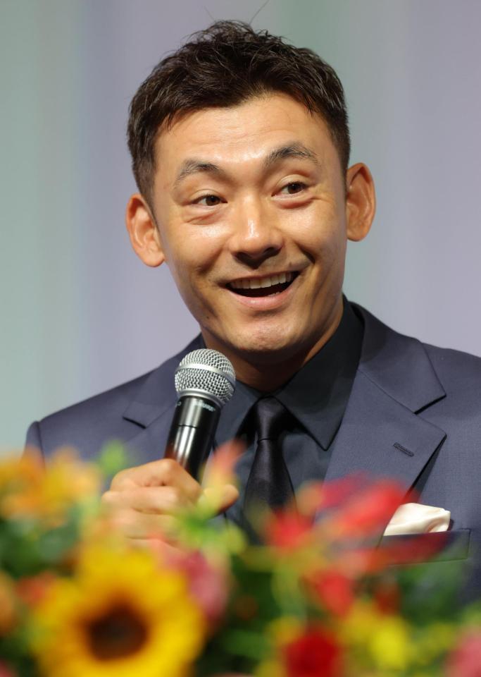笑顔を見せ会見する栗山（撮影・吉澤敬太）