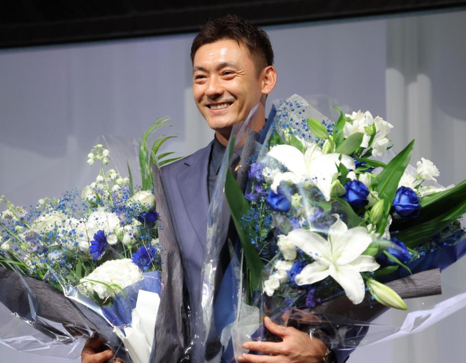 引退会見で笑顔を見せる栗山（撮影・吉澤敬太）