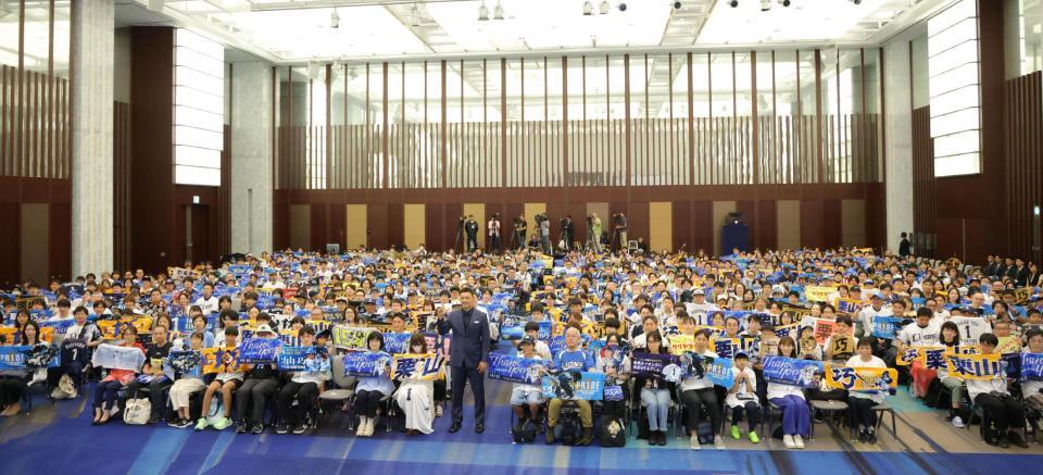 大勢のファンの前で引退会見を行った西武・栗山巧（中央）＝撮影・吉澤敬太