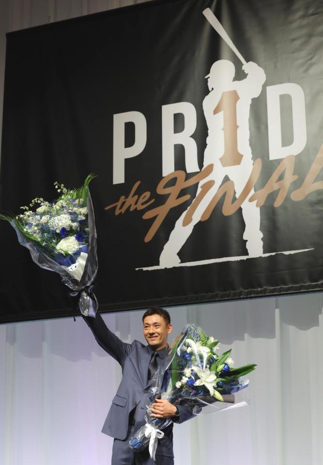 晴れ晴れとした表情で引退会見を行った栗山（撮影・吉澤敬太）