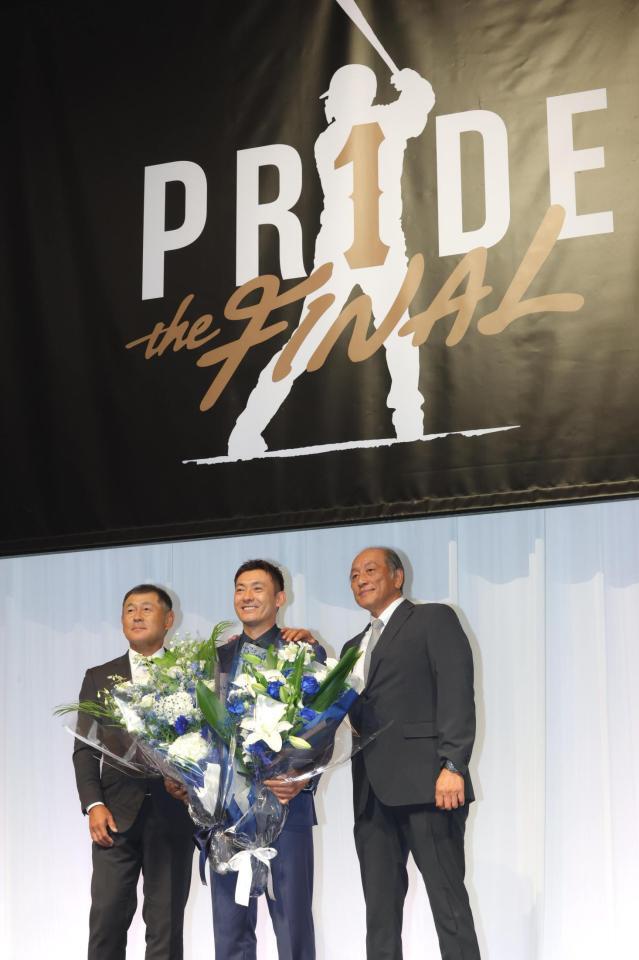 田辺徳雄３軍コーチ（左）と渡辺久信氏（右）から花束を贈られ笑顔を見せる栗山（撮影・吉澤敬太）