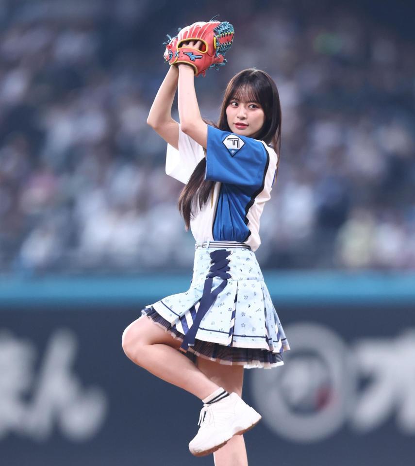 ファーストピッチセレモニーで投球する≠ＭＥ・冨田菜々風（撮影・中島達哉）