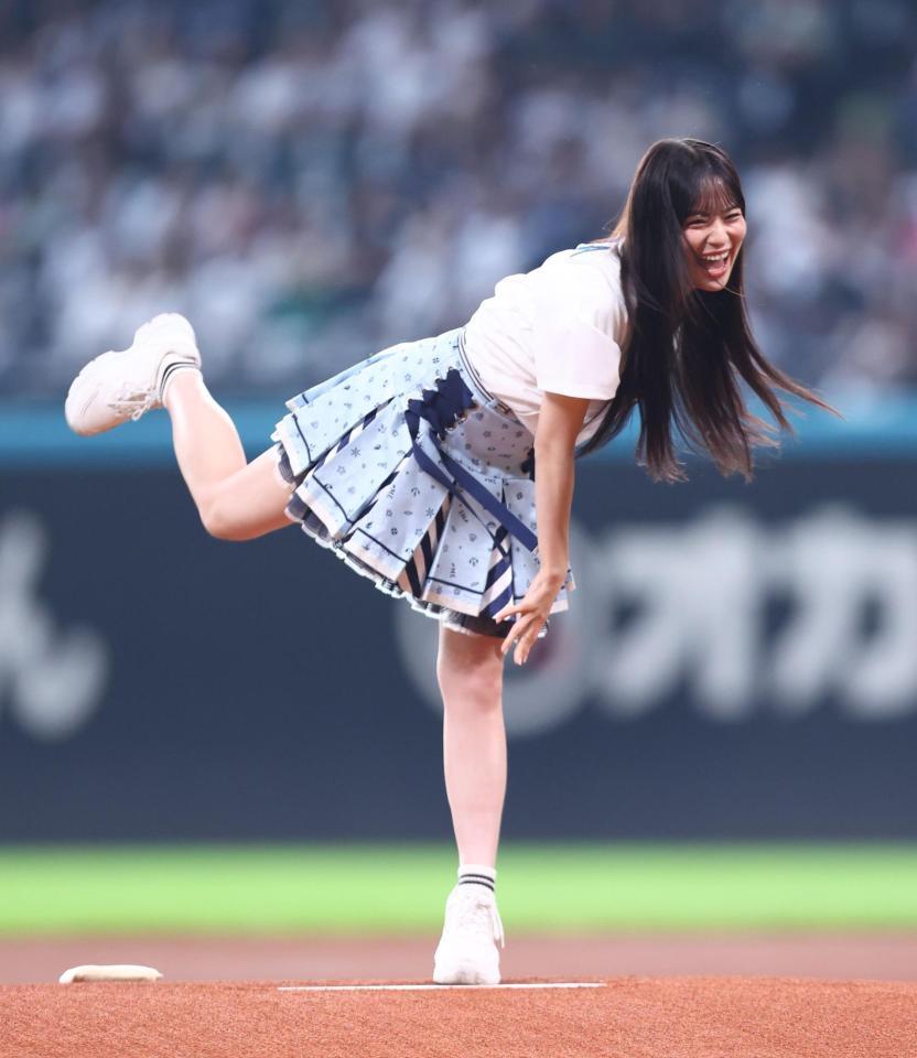 ファーストピッチセレモニーで投球する≠ＭＥ・冨田菜々風（撮影・中島達哉）