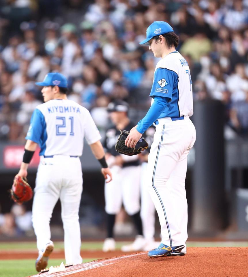 １回、清宮幸（左）の後逸から先制を許し、肩を落とす有原（撮影・中島達哉）
