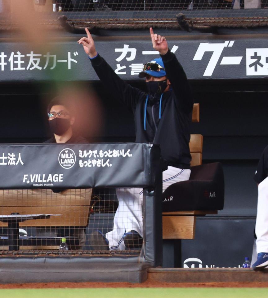 ７回、山県が二塁盗塁を決め、指を突き上げる新庄監督（右）＝撮影・中島達哉