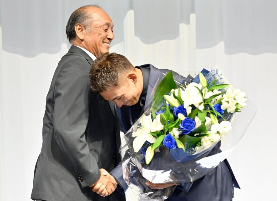 引退試合を前に開かれた記者会見で、渡辺久信元監督（左）からねぎらわれる栗山