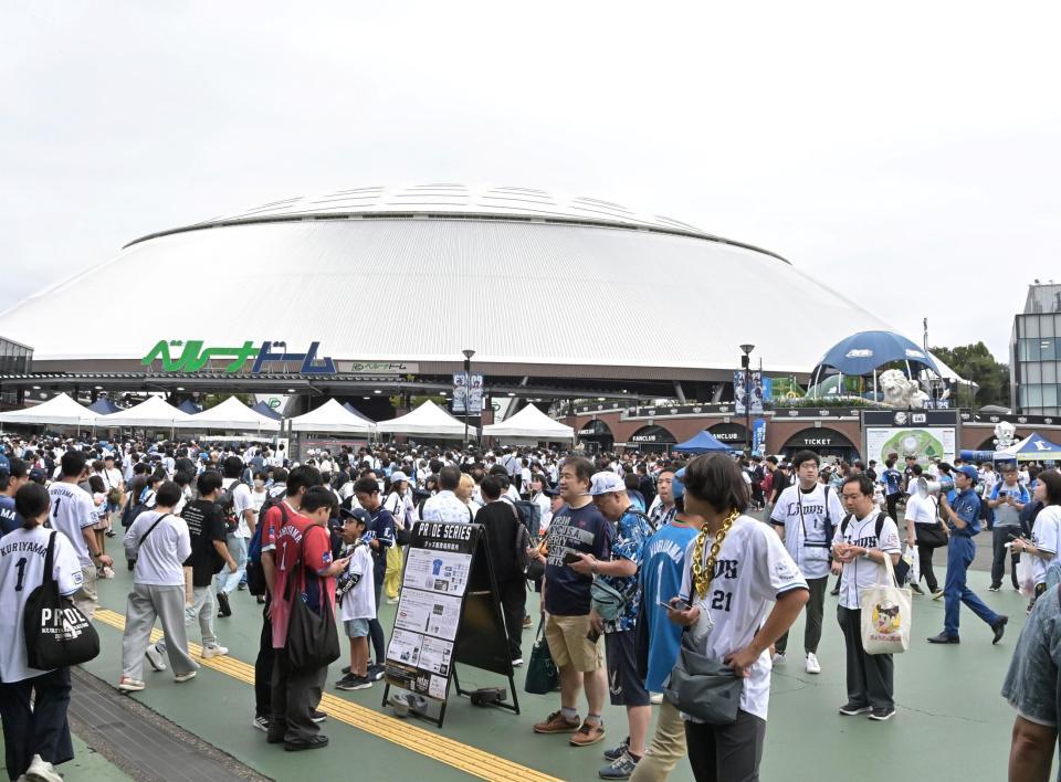 栗山引退試合を見に多くのファンが集まった（撮影・持木克友）