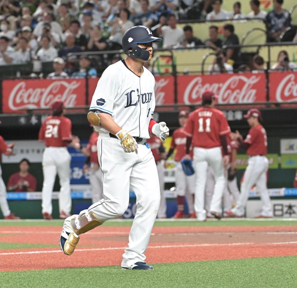 ４回、レフトフライに倒れる栗山（撮影・持木克友）