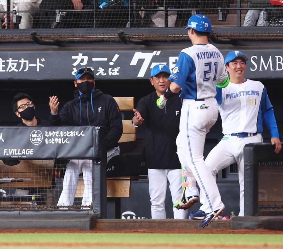 ５回、同点２ランを放った清宮幸（２１）を迎える新庄監督（左から２人目）＝撮影・中島達哉