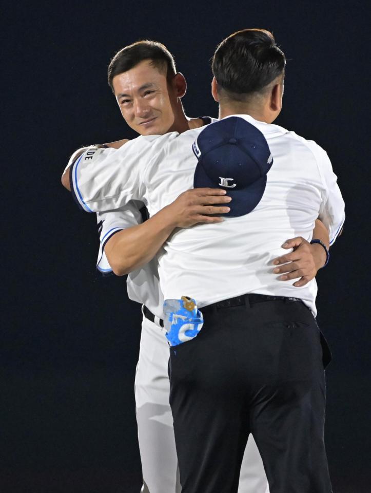 中島宏之氏と抱き合う西武・栗山巧（左）＝撮影・持木克友