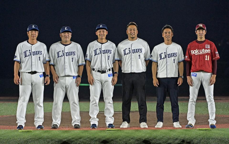 セレモニーに駆けつけた（左から）西武・炭谷銀仁朗、西武・中村剛也、西武・栗山巧、中島宏之氏、片岡保幸氏、楽天・岸孝之＝ベルーナドーム（撮影・持木克友）