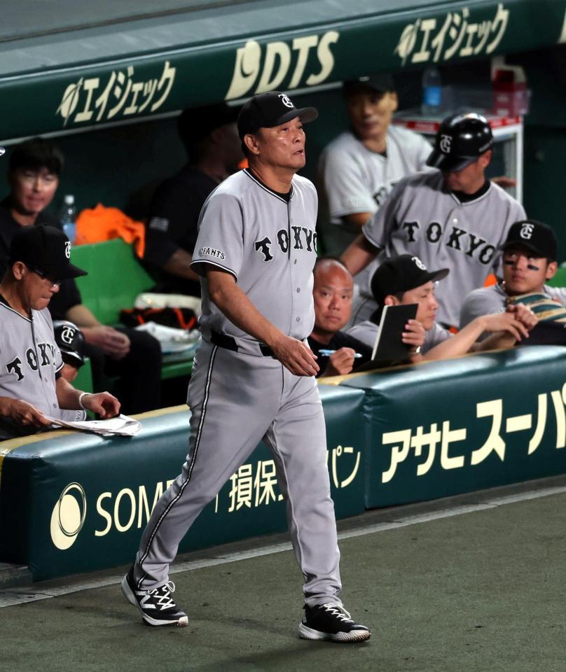 ７回、投手交代を告げに向かう橋上監督代行（撮影・山口登）
