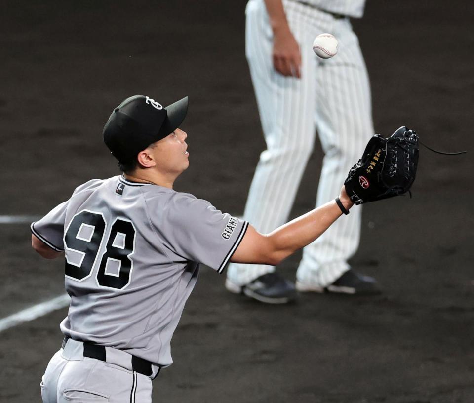 ３回、小笠原介は才木の送りバントを内野安打とする（撮影・山口登）