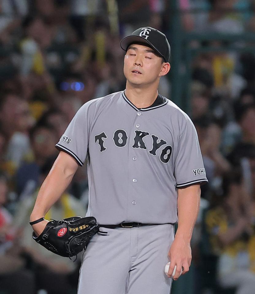 ３回、才木のバントを処理できず安打にした小笠原（撮影・西田忠信）