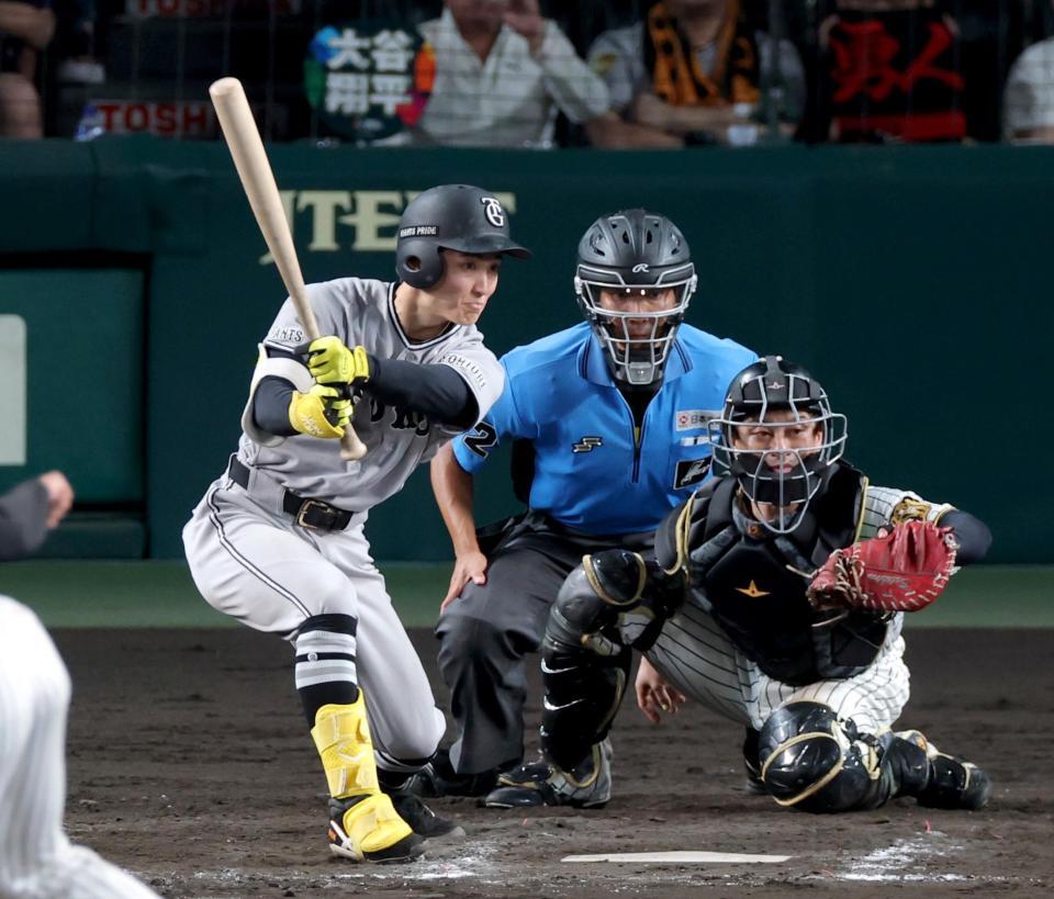 ９回表巨人２死満塁、左前へ適時打を放つ巨人・浦田俊輔＝甲子園（撮影・立川洋一郎）