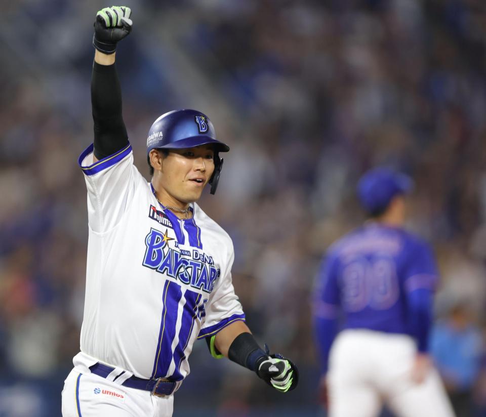 ９回、中前にサヨナラ打を放ち、ガッツポーズの蝦名（撮影・西岡正）