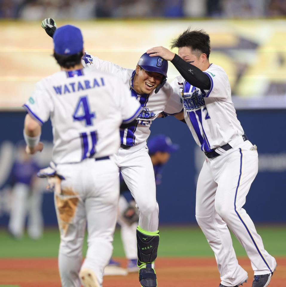 ９回、中前にサヨナラ打を放ち、ナインに祝福される蝦名（中央）＝撮影・西岡正