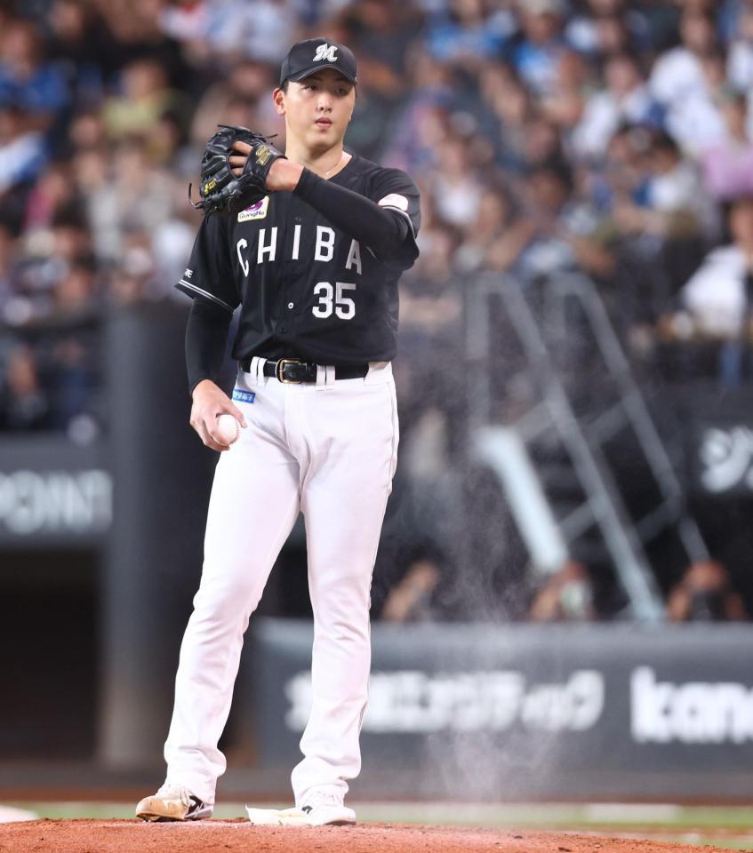 ２回、マウンドに舞ったロジンの粉を払う田中（撮影・中島達哉）