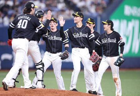 　オリックスに勝ち、タッチを交わす川瀬らソフトバンクナイン（撮影・中田匡峻）
