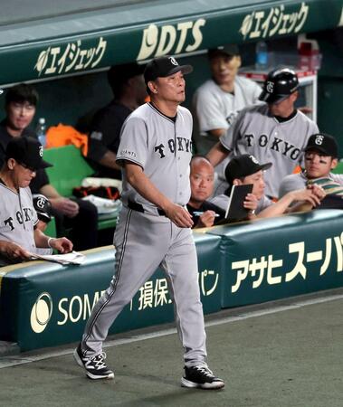 　７回、投手交代を告げに向かう橋上監督代行（撮影・山口登）