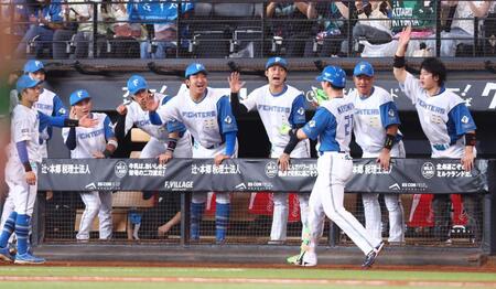 　５回、同点２ランを放った清宮幸（右から３人目）を迎える日本ハムナイン（撮影・中島達哉）