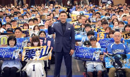 　集まった大勢のファンの前で引退会見を行った栗山（撮影・吉澤敬太）