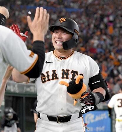 今季１号を放ち喜ぶ巨人・浅野翔吾（２６年６月）
