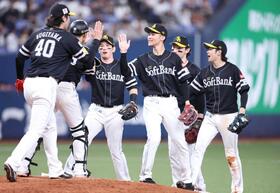 　オリックスに勝ち、タッチを交わす川瀬らソフトバンクナイン（撮影・中田匡峻）