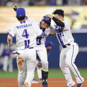 　９回、サヨナラ打を放ち、ナインに祝福される蝦名（中央）＝撮影・西岡正