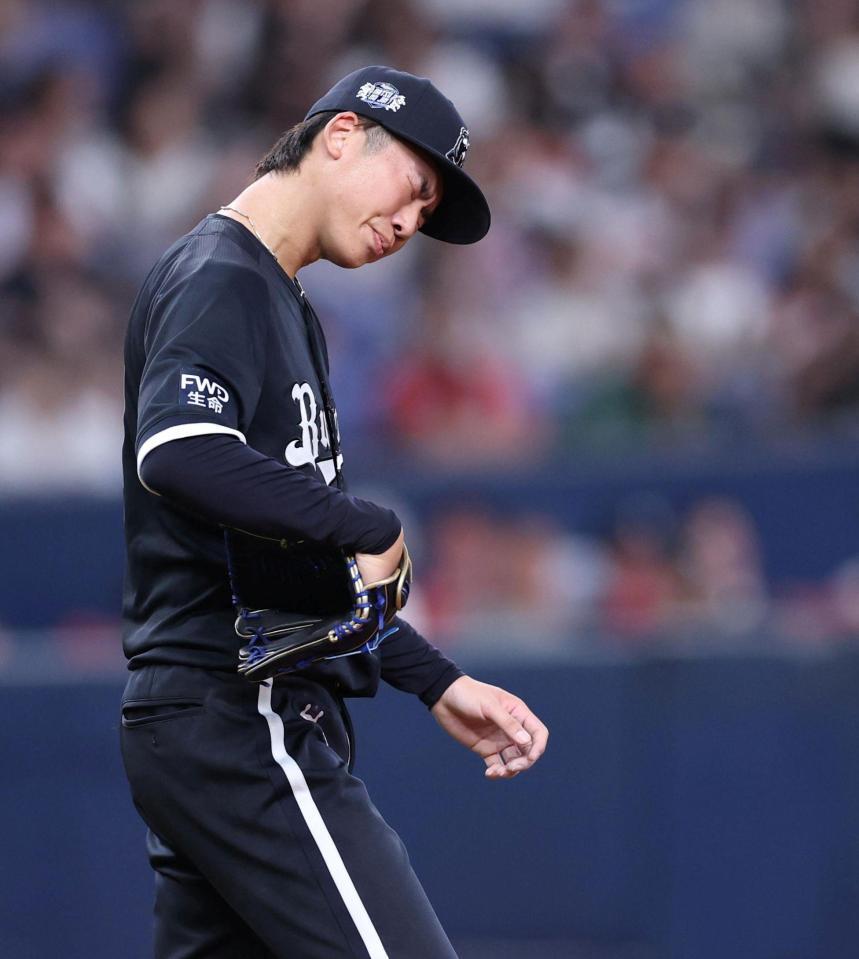 ３回、川瀬に適時打を浴び、首をかしげる曽谷（撮影・中田匡峻）