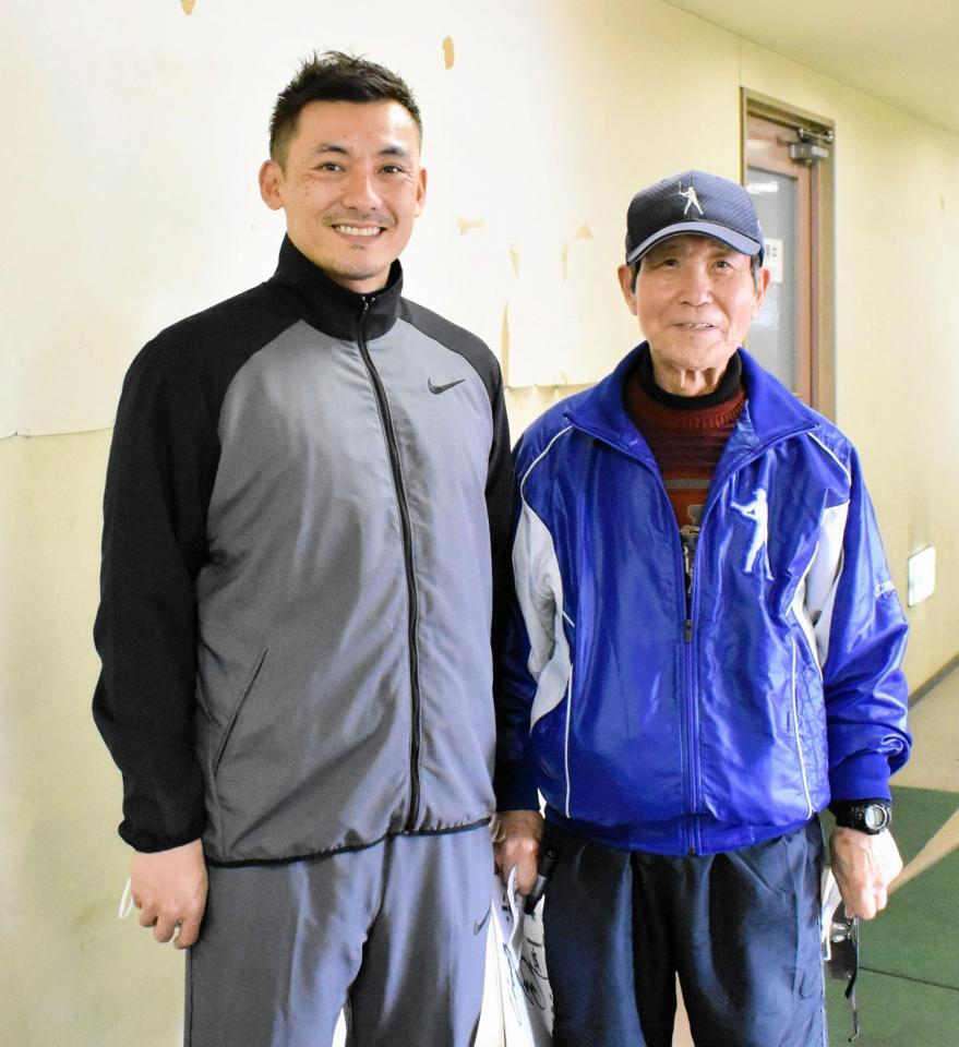 在りし日の恩師・牧野栄一さん（右）と栗山＝２０２３年１月