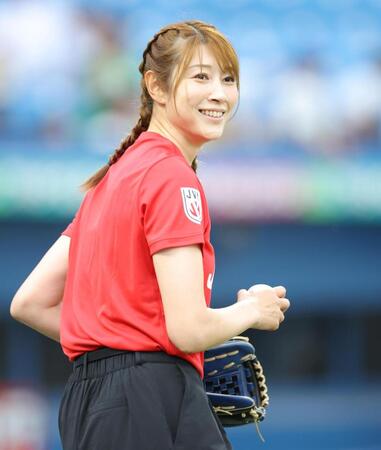 始球式に備え笑顔で練習する狩野舞子さん（撮影・吉澤敬太）